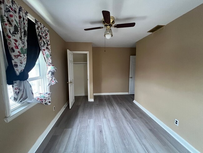 Building Photo - 3 bed room 1.5 bath