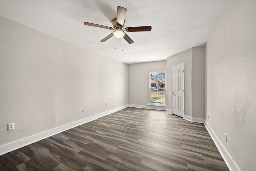 Building Photo - 9219 Baronne Dr