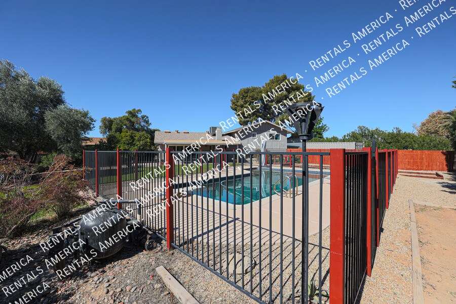 Building Photo - 8613 E Clarendon Ave
