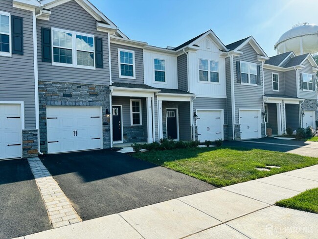 Building Photo - 8 Elenor Ln