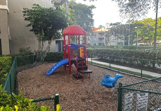 Building Photo - 2Bd/ 2Ba Condo in Premier Delray Beach Location **Optional Private Storage Garage**