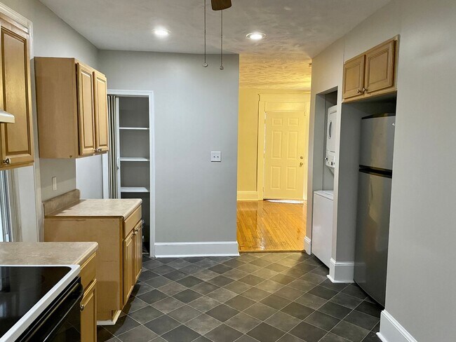 Building Photo - 4 Bedroom Home with Large Yard