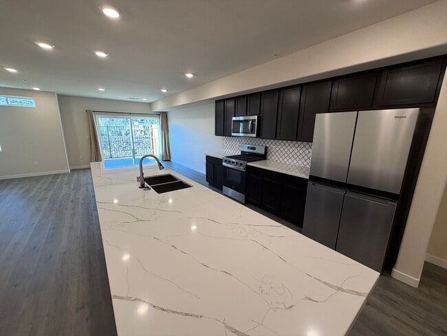 Building Photo - Brand New Townhome in Sparks!