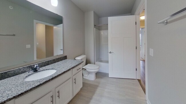 Building Photo - Like New Condo Style Upper 2 Bedroom 1 Bathroom Apartment is Available