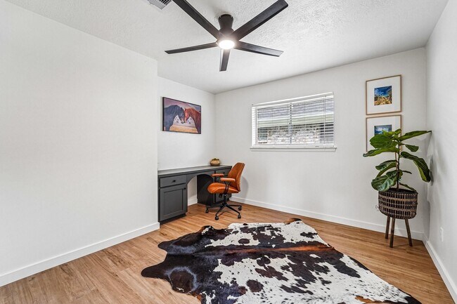 Building Photo - 2801 Coy Dr