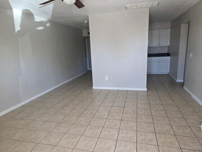 Building Photo - 1320 W Sahuaro Dr