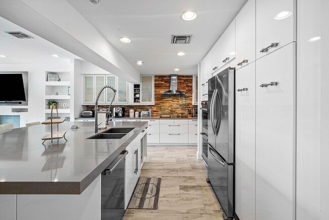 Building Photo - 740 NE 36th St