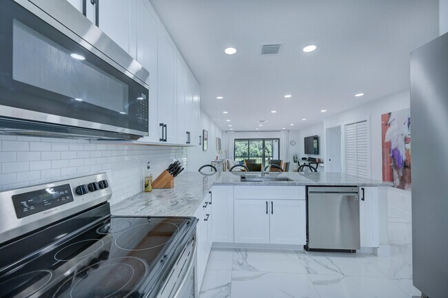Building Photo - 8545 Casa Del Lago
