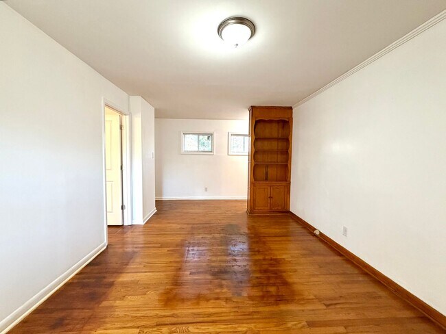 Building Photo - 887 Elwood Dr