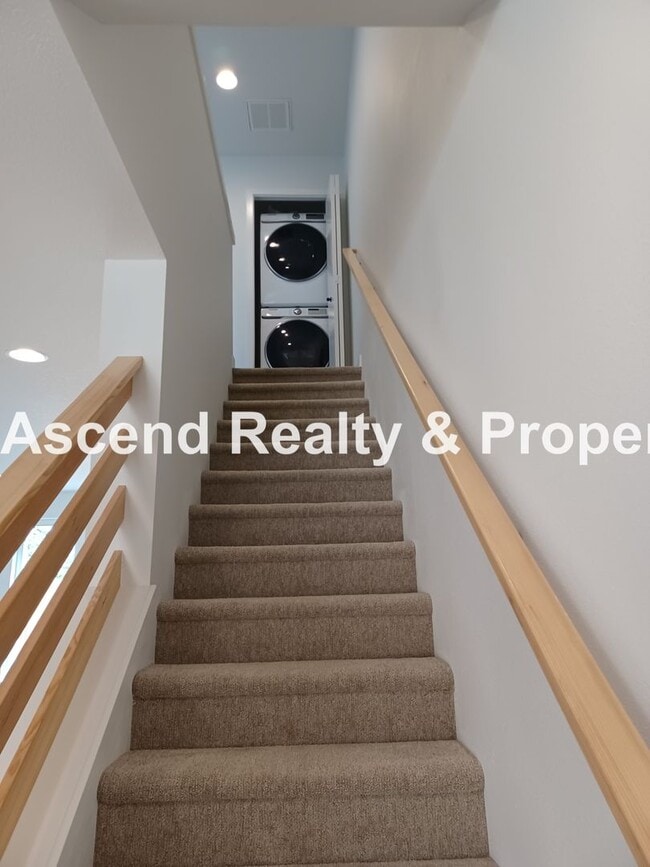 Building Photo - Newer 2 Level Townhome with Patio in Alberta Available August 10 Garbage Included Small Pets OK