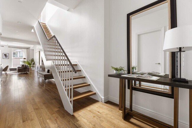 Building Photo - 225 5th Ave