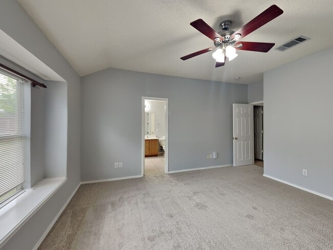 Building Photo - Spacious 3-Bedroom Home with Fireplace & Easy Access to Downtown Fort Worth