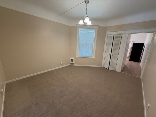 Building Photo - Bright & Spacious One Bedroom, Recently Renovated, W&D in Unit.  Available Now!