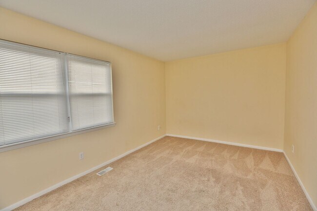 Building Photo - Amazing 2 Bedroom Townhome in Washington Square! Available 03-06-26! All Appliances Convey!