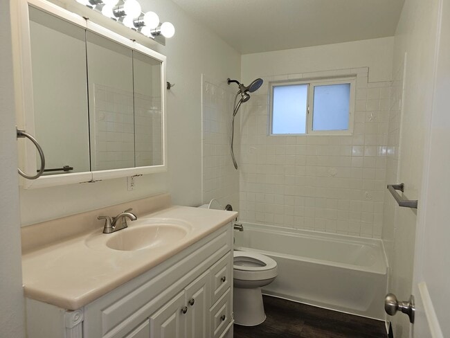 Building Photo - Beautiful Renovated 4 bedroom home For Ren...
