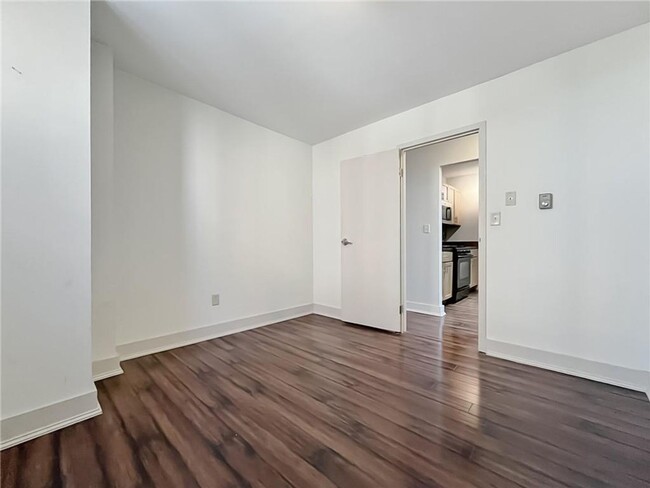 Building Photo - 2 Bedroom / 1.5 Bath Unit in Metropolitan ...