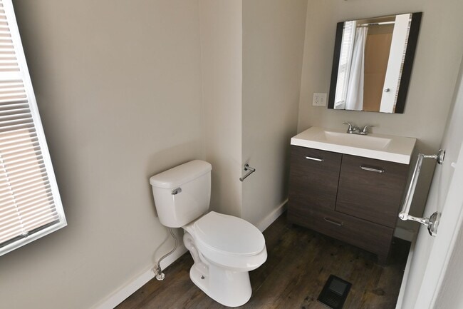 Building Photo - Eye-Catching 2 Bedroom in Heart of Midtown
