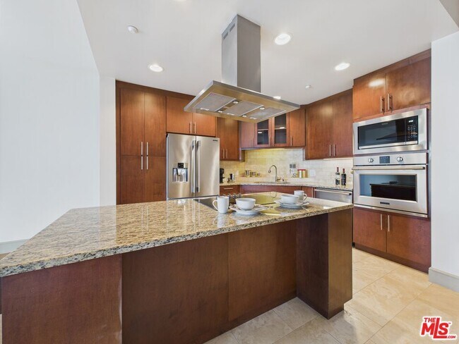 Building Photo - 10710 Wilshire Blvd