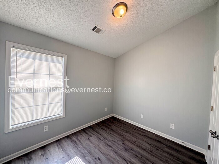Building Photo - 8640 Thomas Ln