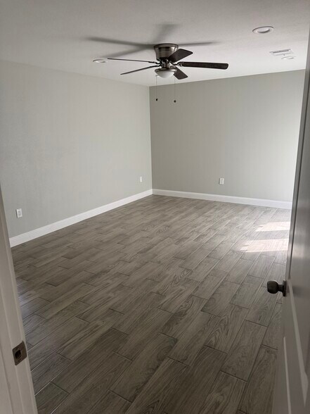 Building Photo - 2700 Country Club Dr