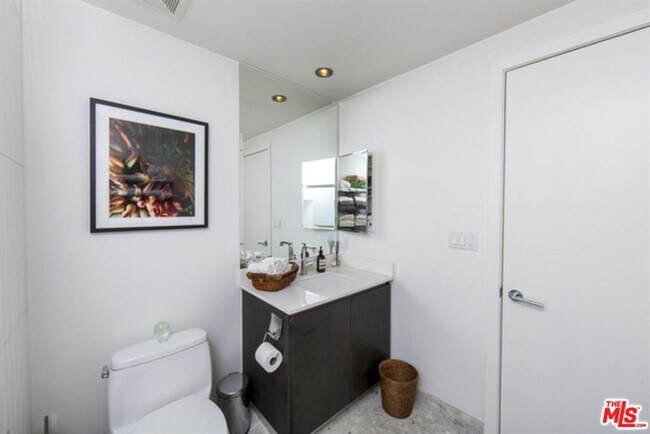 Building Photo - Penthouse Unit Available! Walkers Paradise! Will not Last!