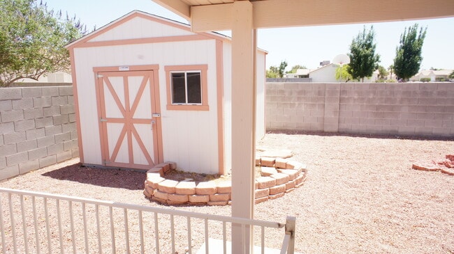 Building Photo - SINGLE STORY HOME WITH 2 BEDROOMS!