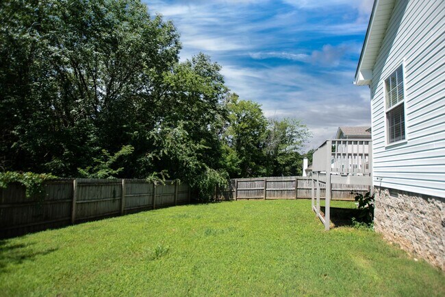 Building Photo - Pet Friendly Three Bedroom!