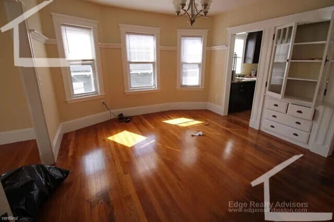 Building Photo - No Brokers Fee, In-Unit Washer and Dryer, Eat-in Kitchen, Stainless Steel Kitchen Appliances, Cen...