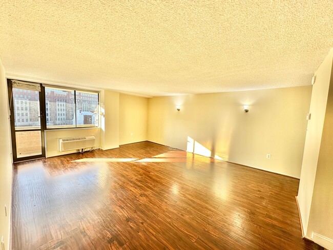 Building Photo - Dupont's Pulchritudinous Palladium 1 bedroom Condo w/ Balcony & Pool. All utilities included.