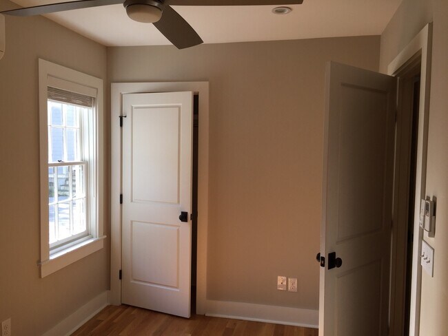 Building Photo - 2 Bedroom 1.5 Bath Apartment in Cannonborough - Downtown