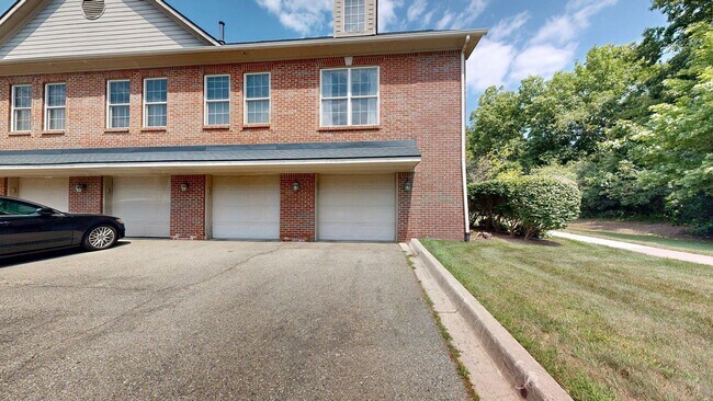 Building Photo - 5615 Hampshire Ln