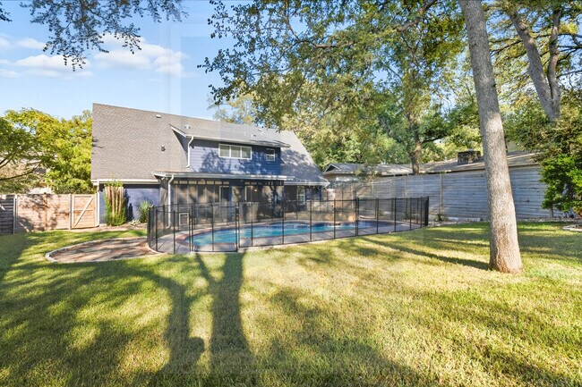 Building Photo - 1705 Deerfield Dr