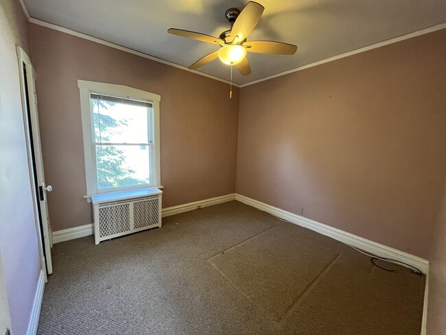 Building Photo - 1127 Lathrop Ave