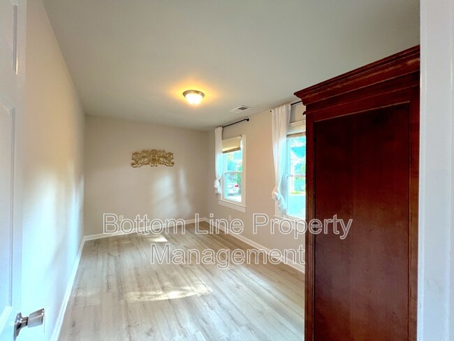 Building Photo - 613 1/2 Charlotte Ave