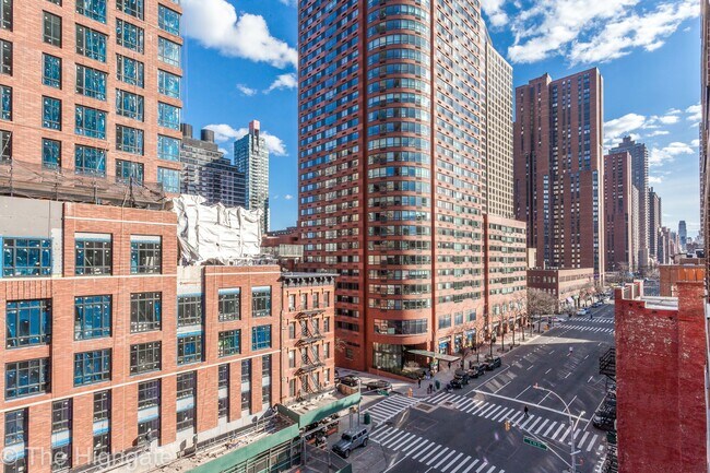 Building Photo - 182 E 95th St