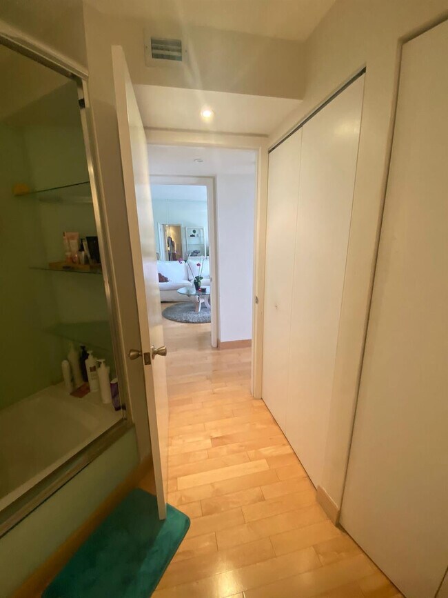 Building Photo - 540 Brickell Key Dr