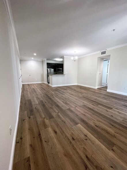 Living room - Hawthorne Regency Apartments