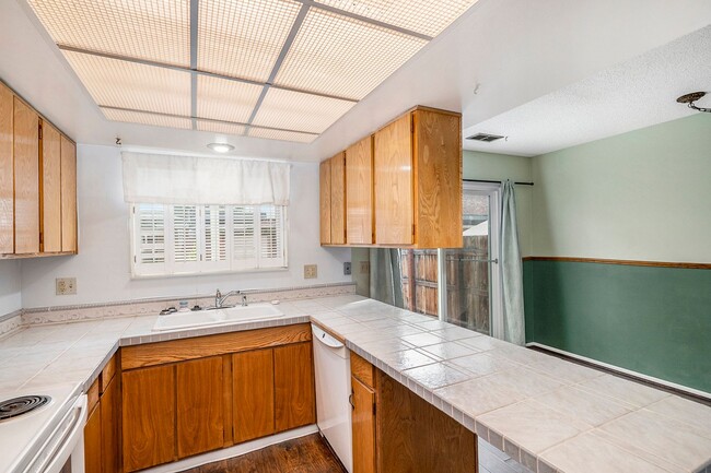 Building Photo - Spacious 2 bedroom home in the heart of Ha...