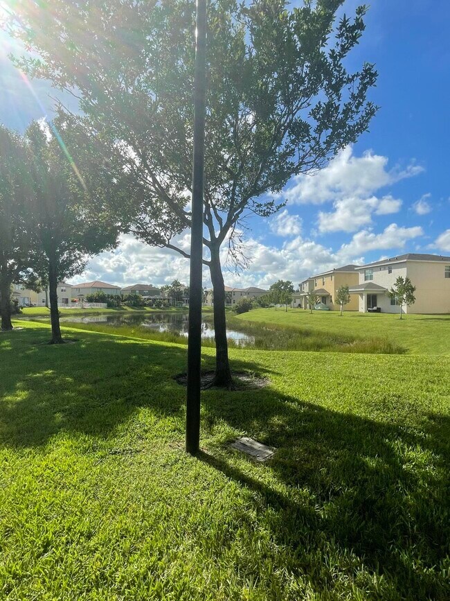 Building Photo - 730 NW Leonardo Cir