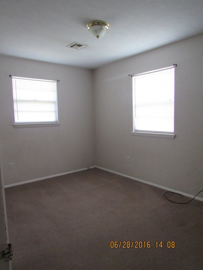 Building Photo - MOVE IN SPECIAL: $200 OFF OF THE 1ST FULL MONTH'S RENT! New carpet and freshly painted interiors