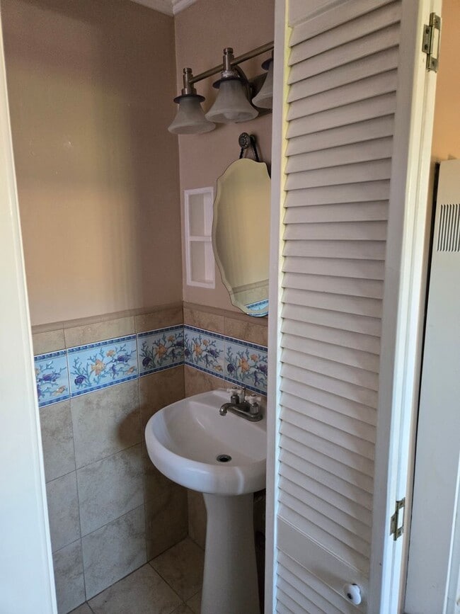 Building Photo - 1 bedroom apartment-steps from the beach