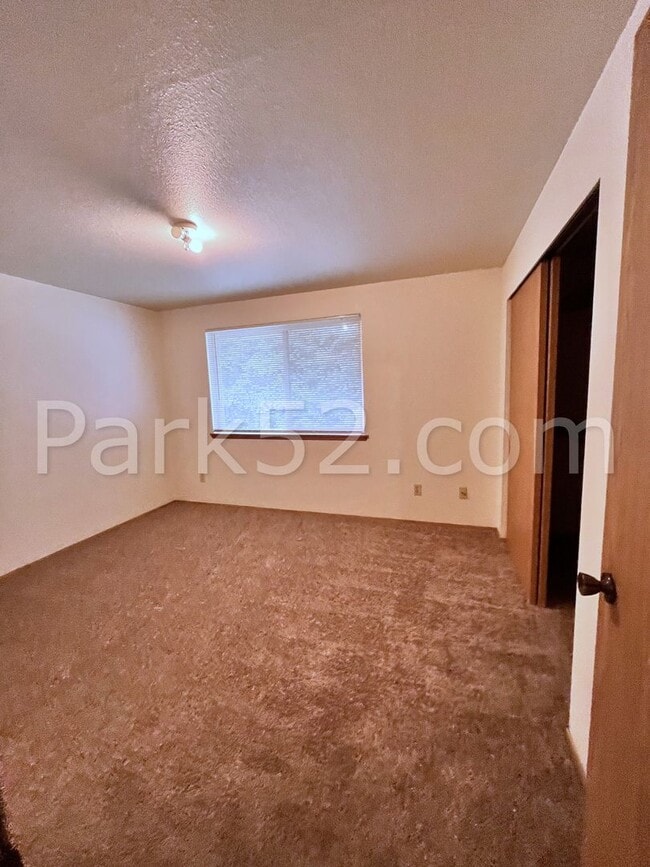 Building Photo - 2 Bedroom Puyallup Area Townhome