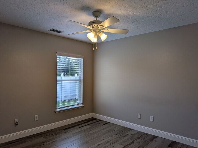Building Photo - 5/3 Single Family Home at East Lake Cove i...