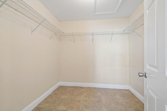 Building Photo - 135 Shore Ct