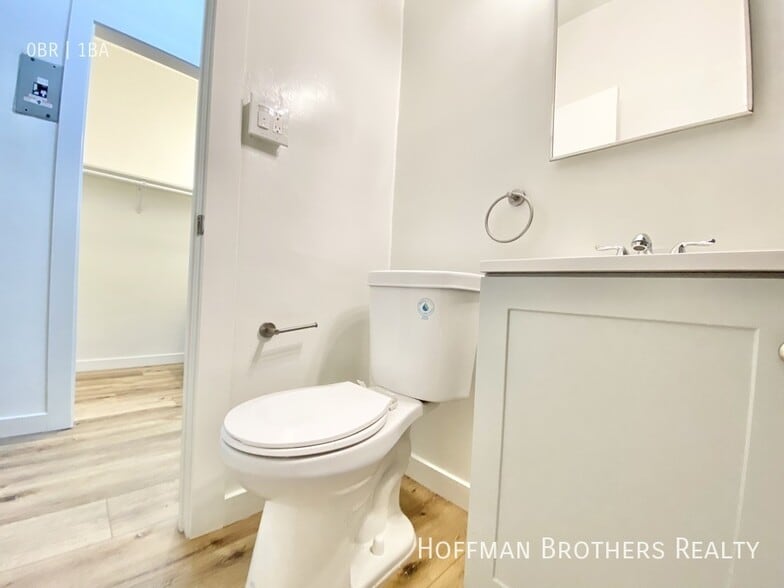 Building Photo - 960 S Oxford Ave