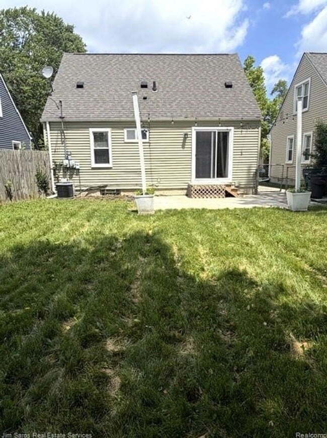 Building Photo - 1424 Chapin Ave