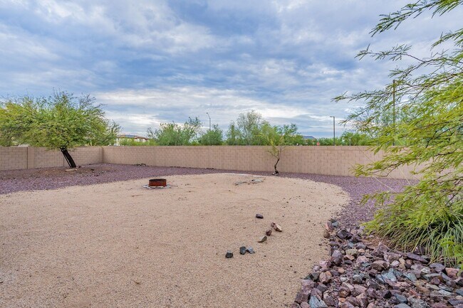 Building Photo - Three Beds & 2.5 Baths - Move Right In!