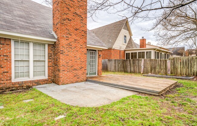 Building Photo - Style, Space, and Convenience in the Heart...