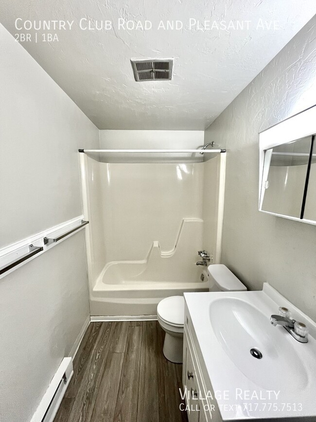 Building Photo - Roomy, remodeled 2-bed w/ on-site laundry ...