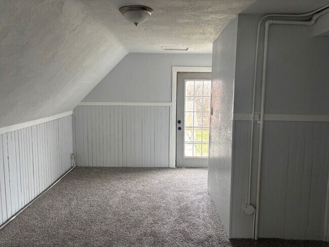 Building Photo - Charming 5-Bedroom Property in Prime Location